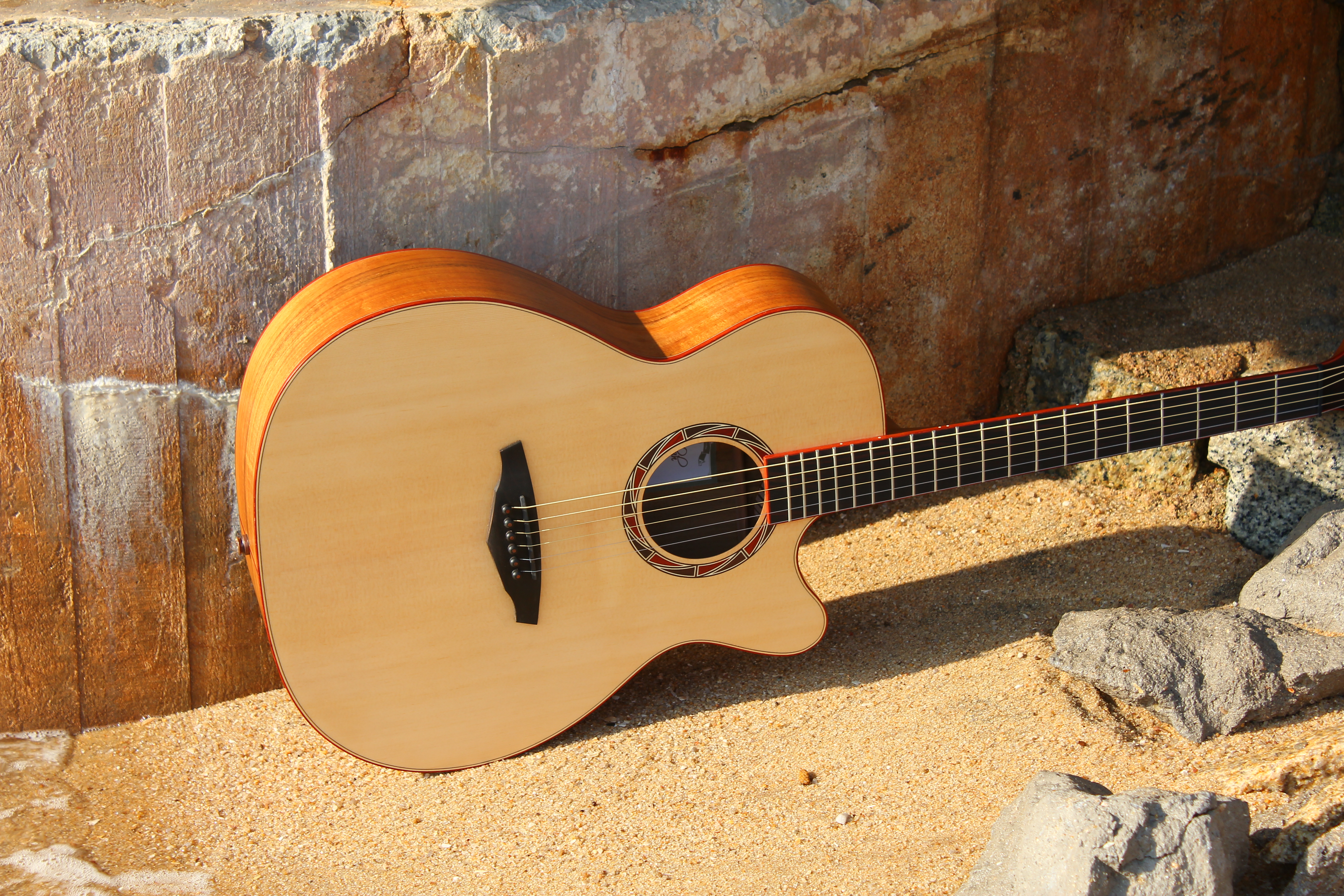 Guitare V5 OMCE Veelah sur une plage